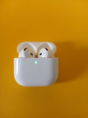 Apple White Wireless Earbuds with Charging Case